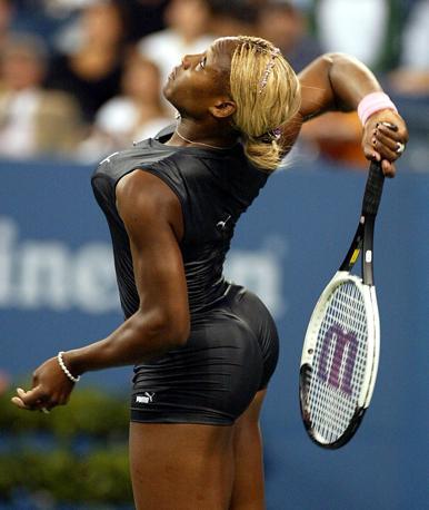 Serena Williams inguainata in un corpetto nero agli Us Open 2002... Epa